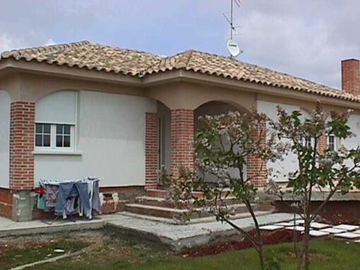 Vivienda y local en Parada de Arriba